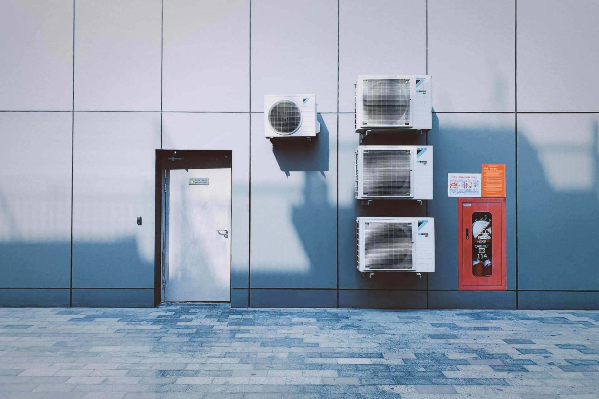 Technikinstallation an einer Gewerbefassade