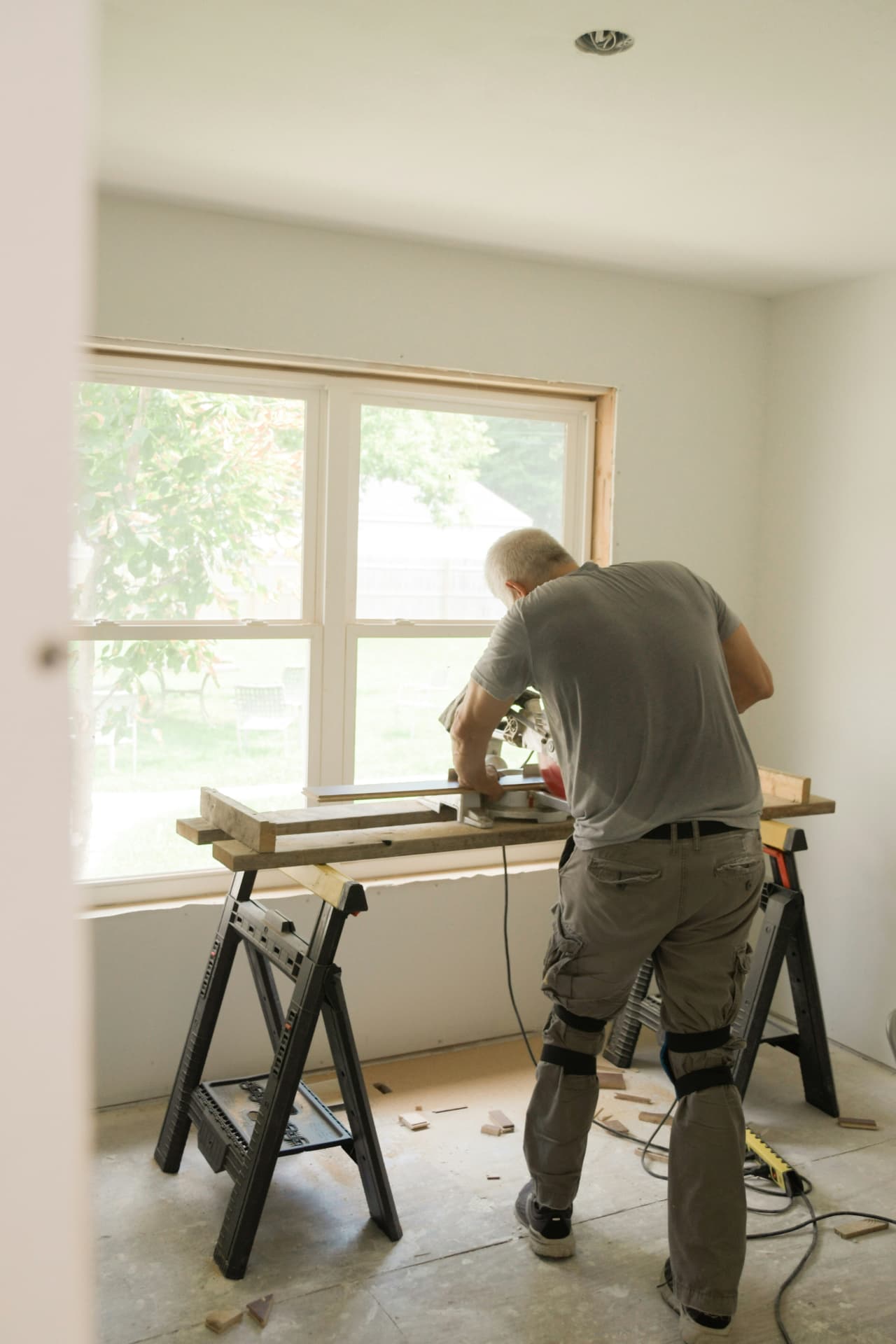 Handwerker bei Renovierungsarbeiten in einer Wohnung