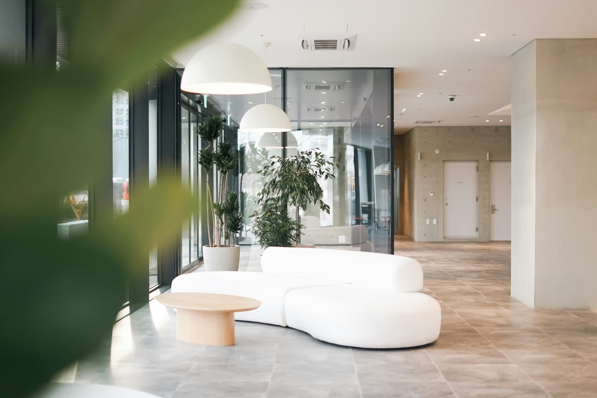 Helle, moderne Lobby einer Gewerbeimmobilie