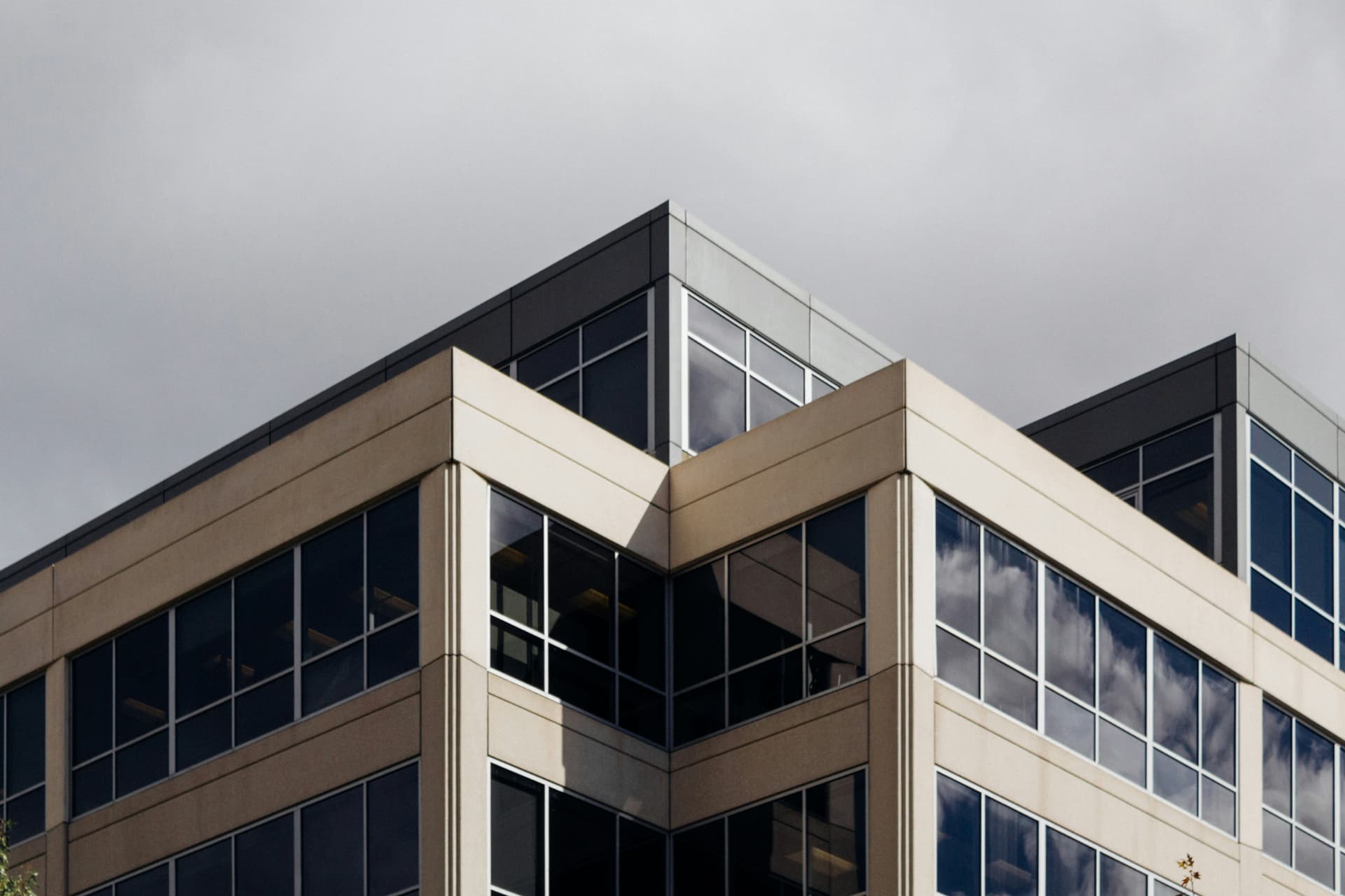 Gebäudeecke eines Büroobjekts mit Fensterbändern