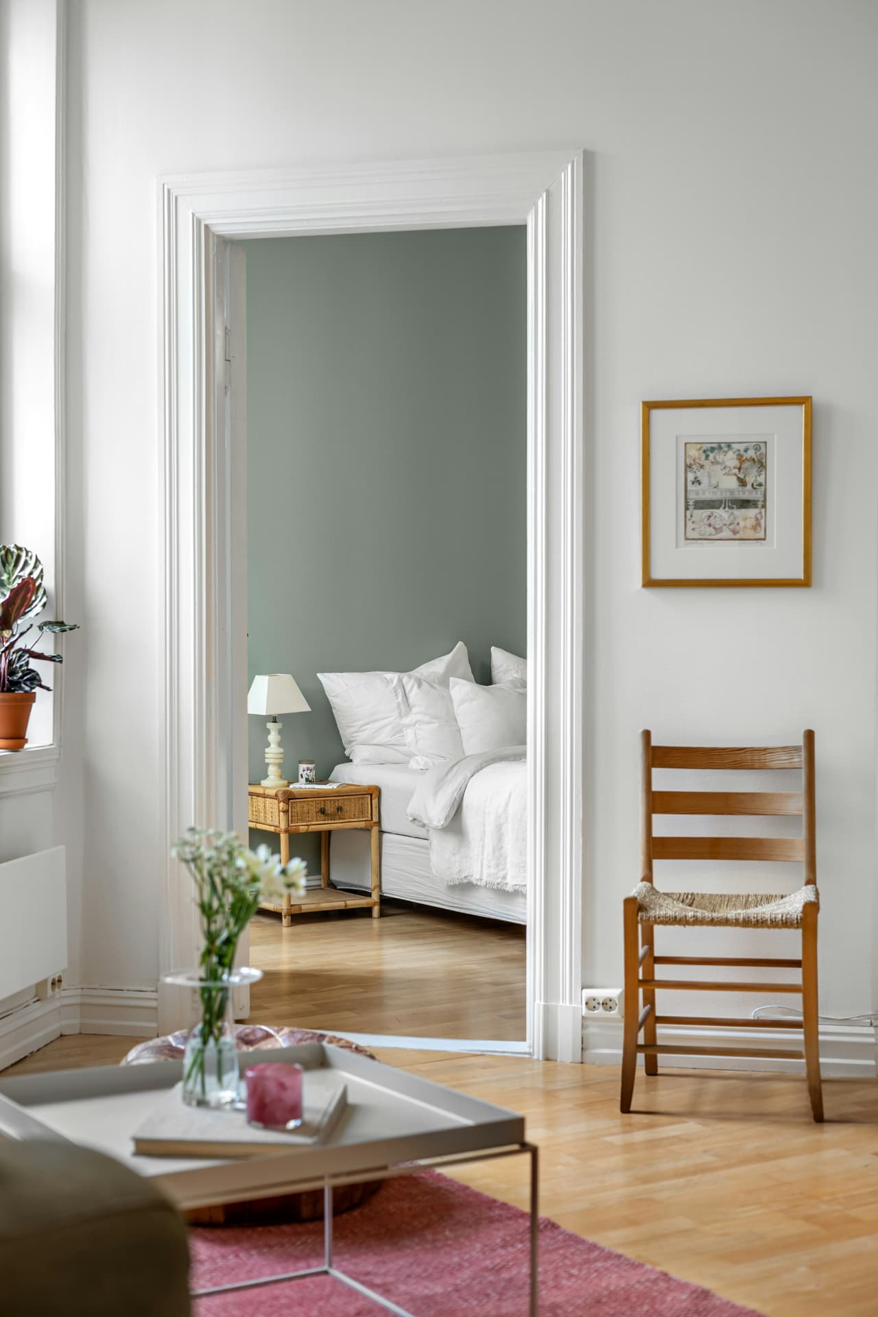 Helle Altbauwohnung mit Blick ins Schlafzimmer