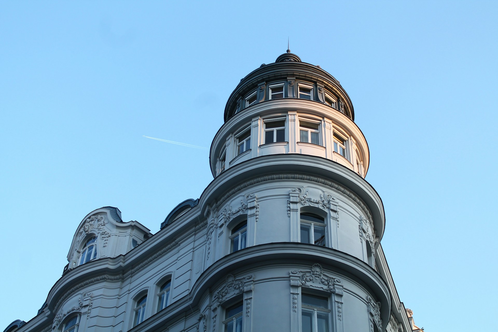 Jugendstil-Eckhaus mit Kuppel