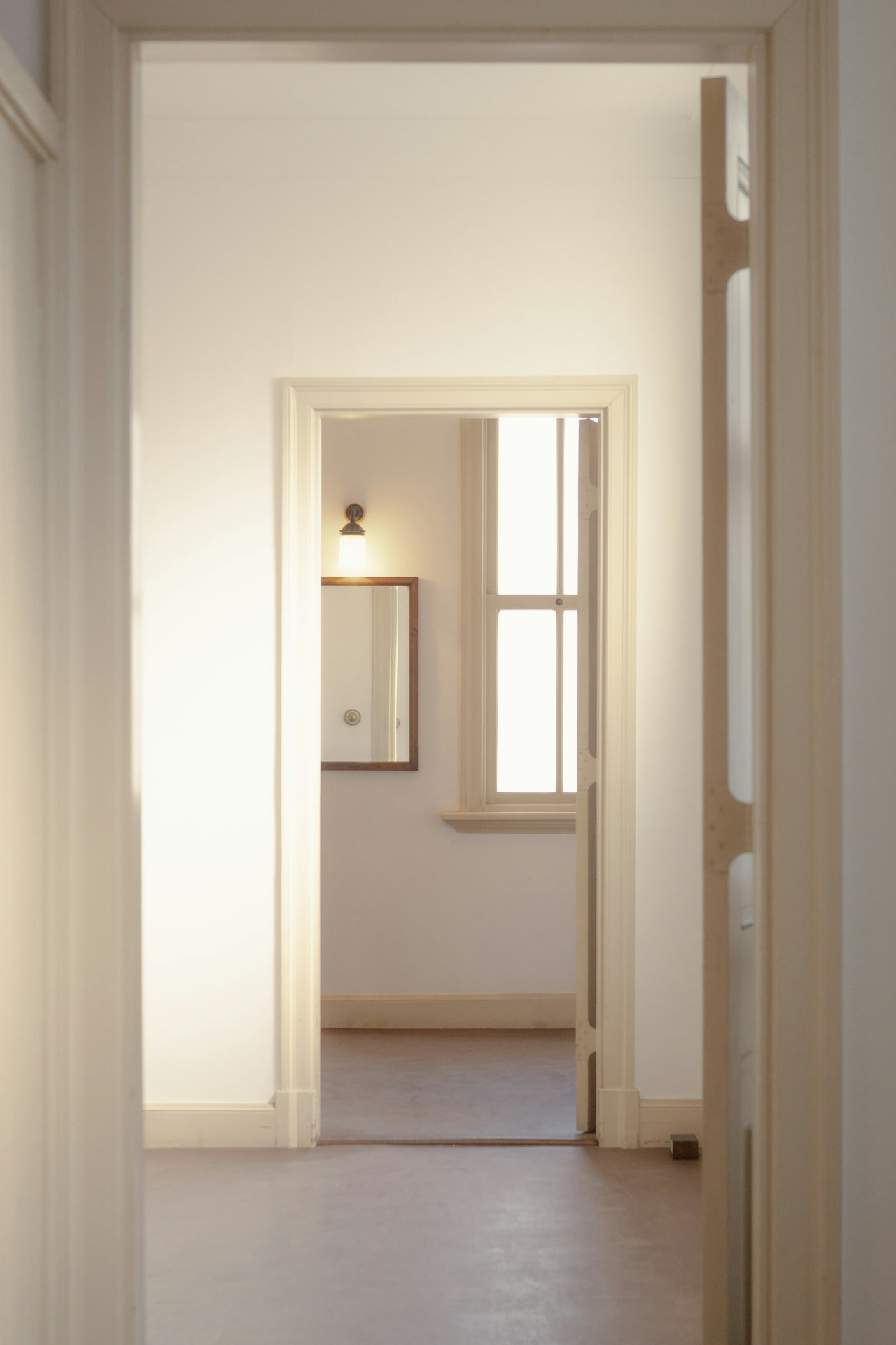 Heller Flur einer sanierten Altbauwohnung