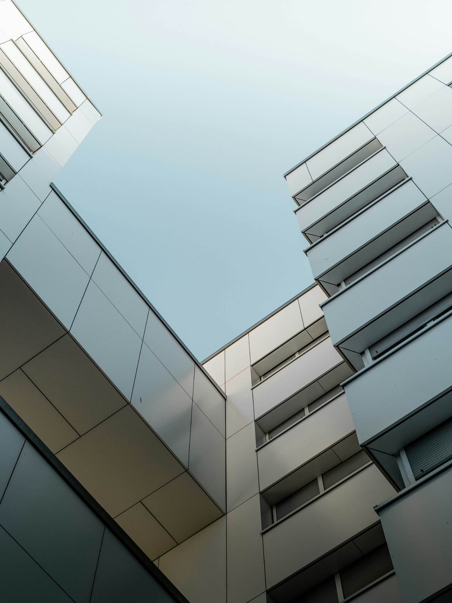 Moderne Fassade eines Mehrfamilienhauses von unten fotografiert