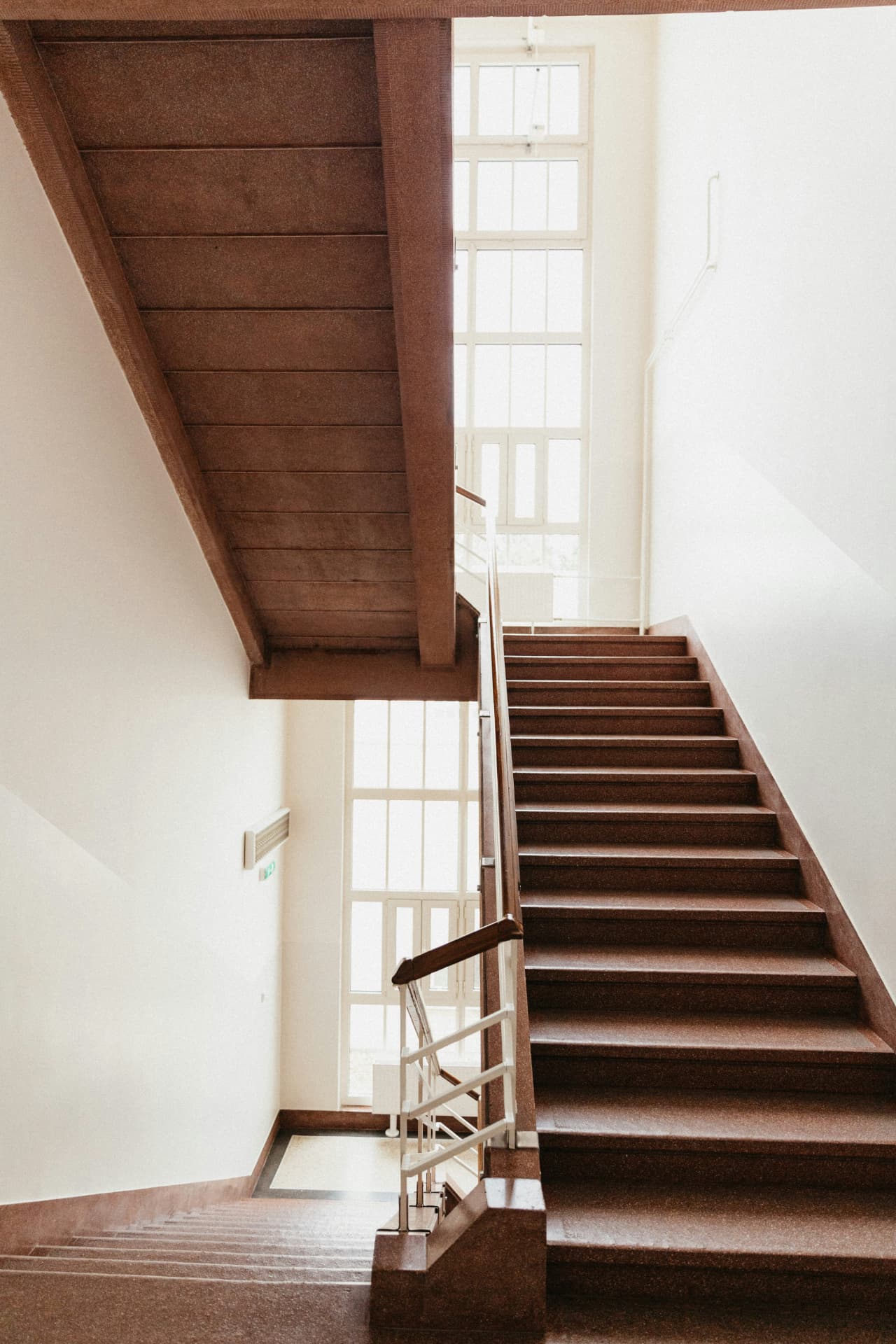 Treppenhaus eines Mehrfamilienhauses mit Tageslicht