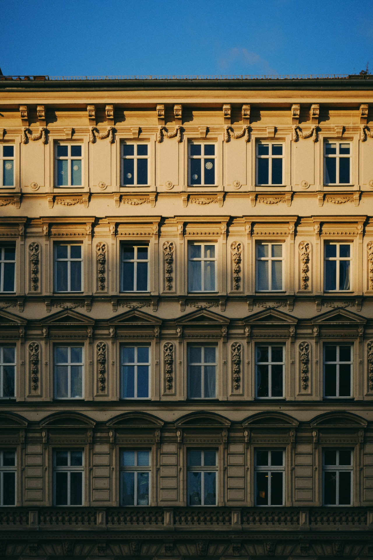 Gründerzeit-Fassade mit Stuckornamenten im Abendlicht