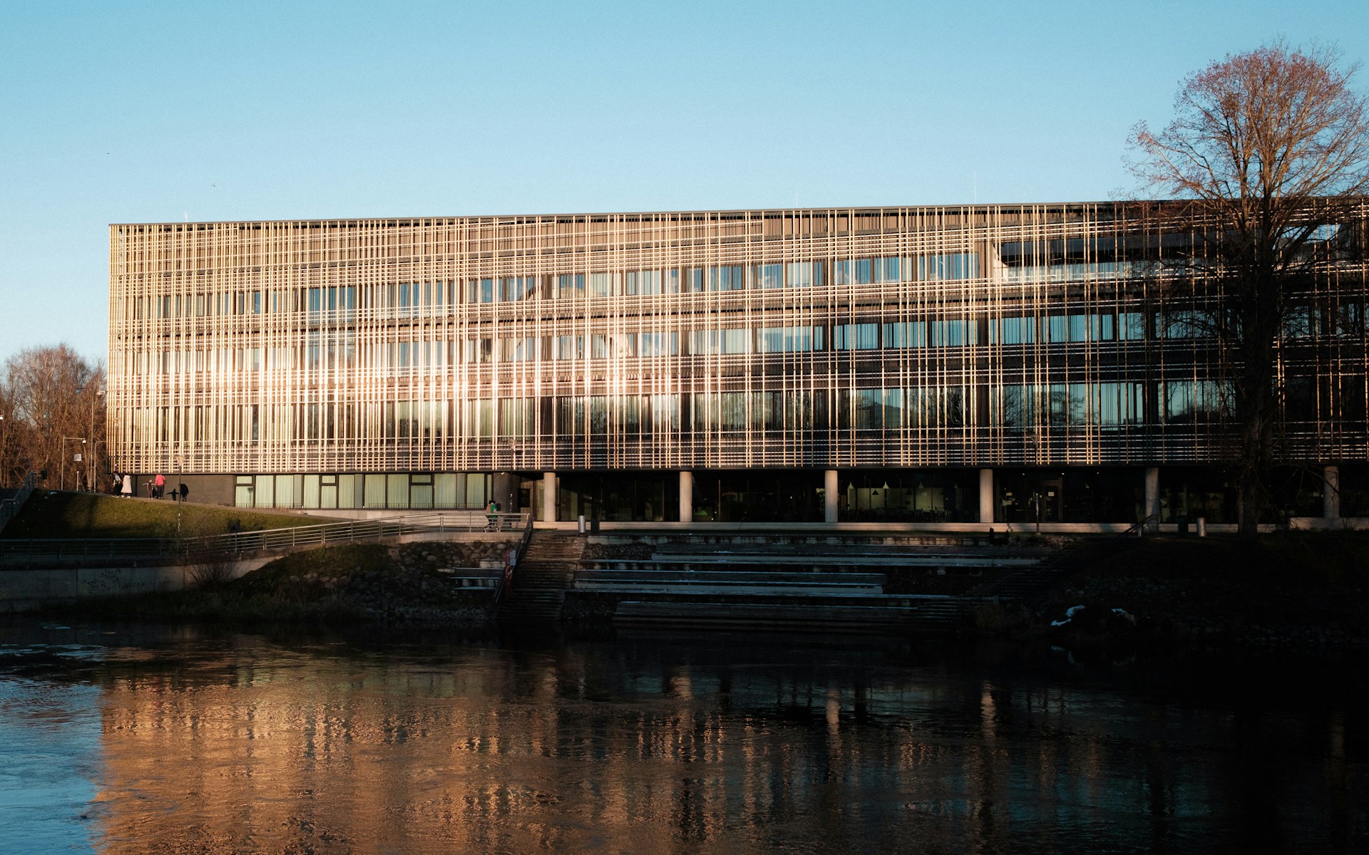 Modernes Bürogebäude mit Lamellenfassade am Wasser