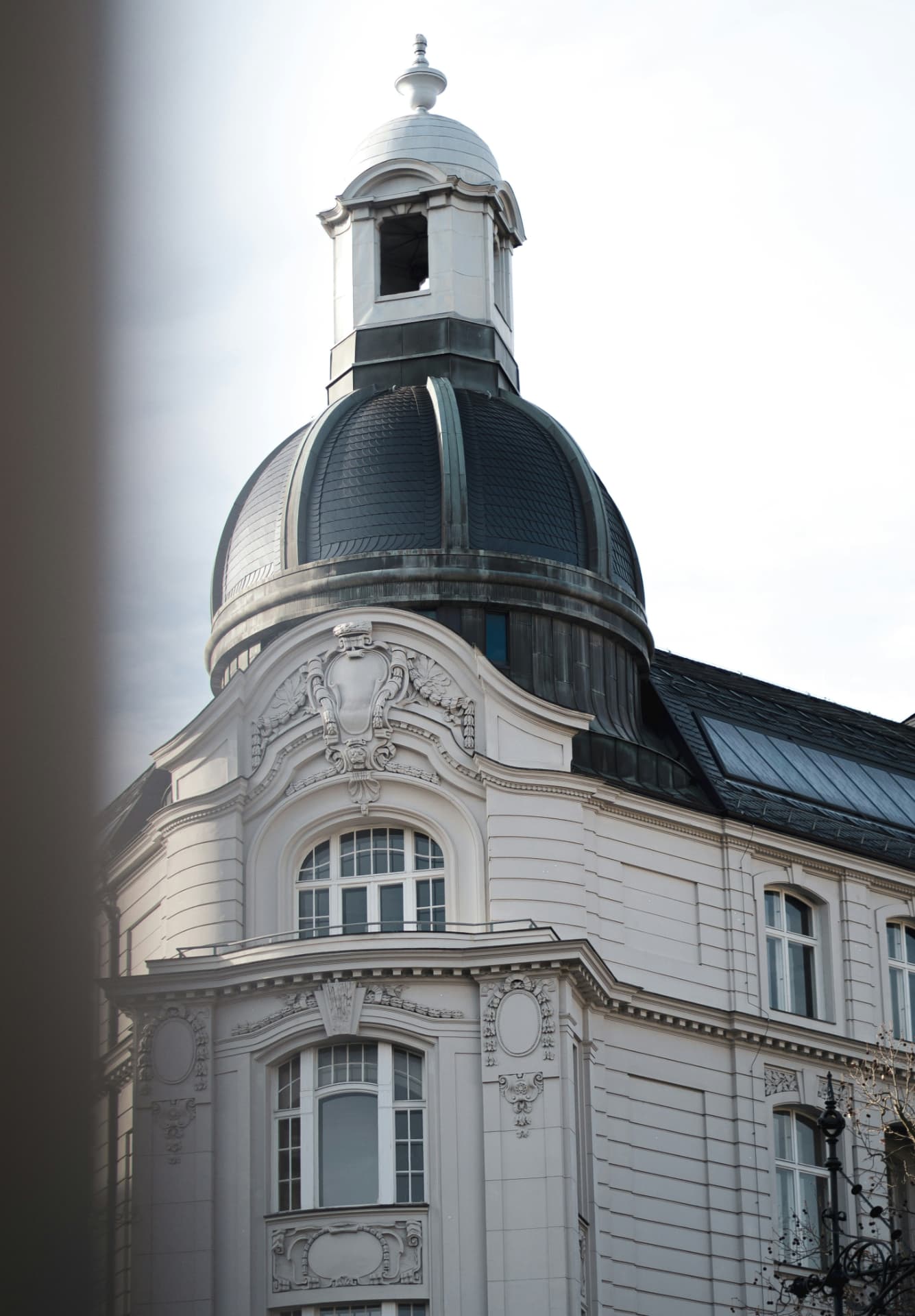 Jugendstil-Eckhaus mit Kuppel