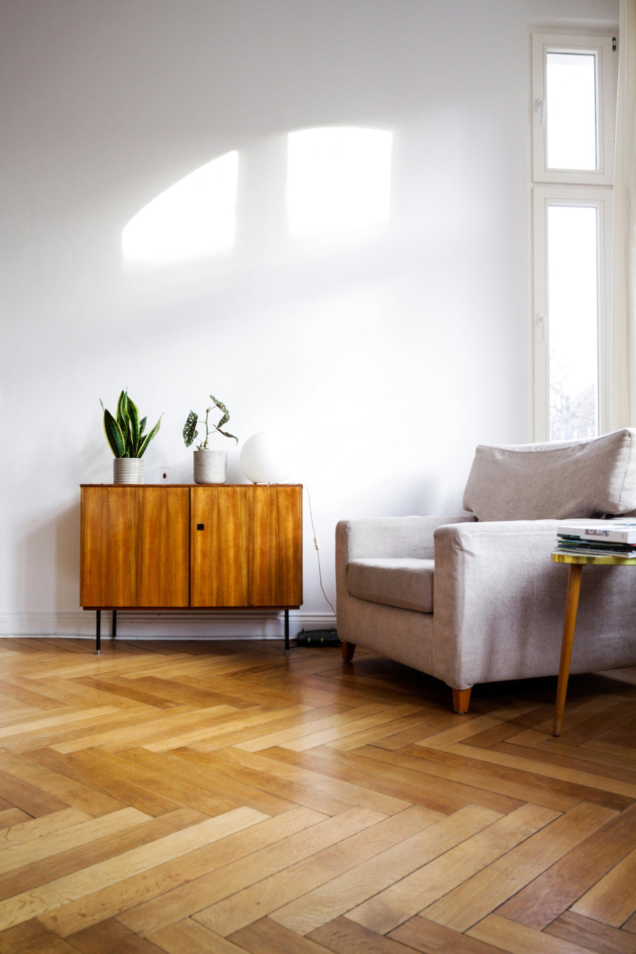 Altbauwohnung mit Fischgrätparkett und Vintage-Sideboard